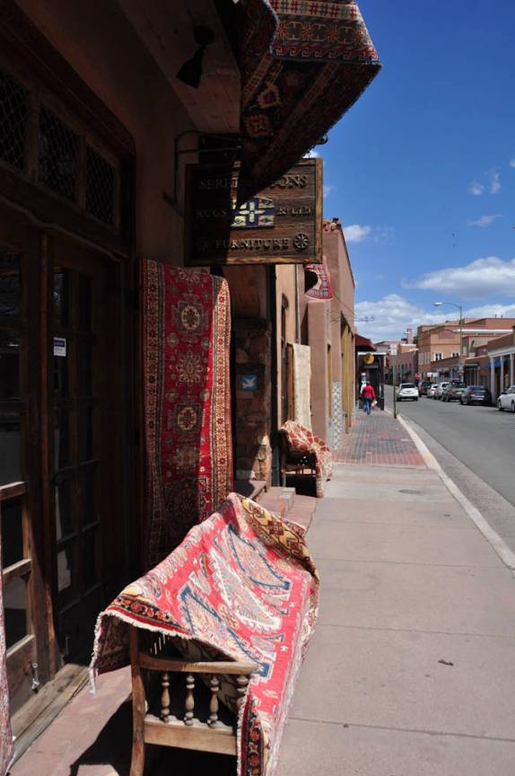 Venda de tapetes típicos em Santa Fé, no Novo México - Estados Unidos